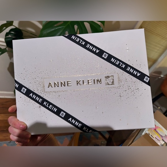 Anne Klein winter hat and gloves NEW in box. - Picture 3 of 3